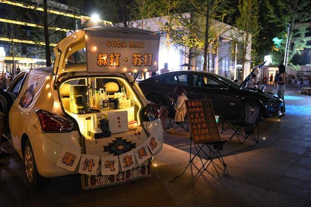 陕西西安城墙下的早市，记者探访夜幕下的西安