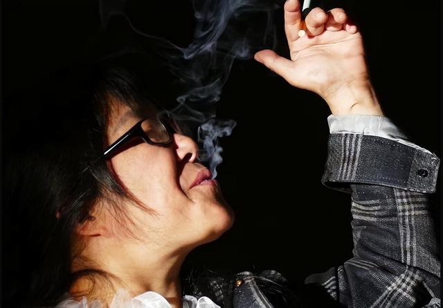 余秀华直播谈杨槠策暧昧，余秀华为躲杨槠策出奇招