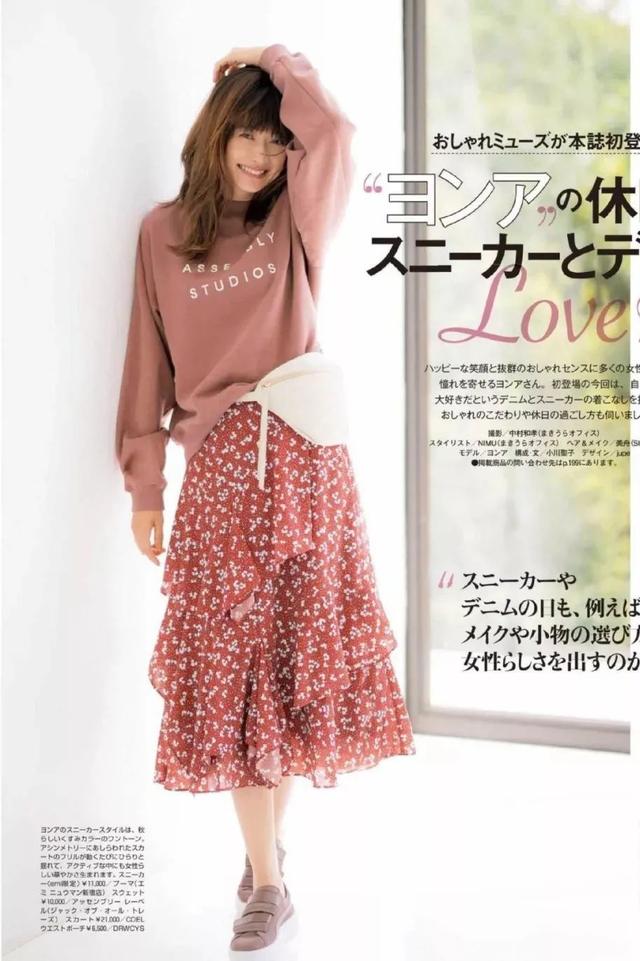 卫衣半裙早秋混搭时髦有女人味，卫衣＋半裙＝时髦又有女人味的早秋穿搭