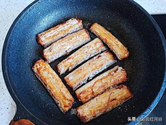 清蒸带鱼的家常做法，如何做清蒸带鱼最好吃（鱼肉软嫩连汤汁都很下饭）