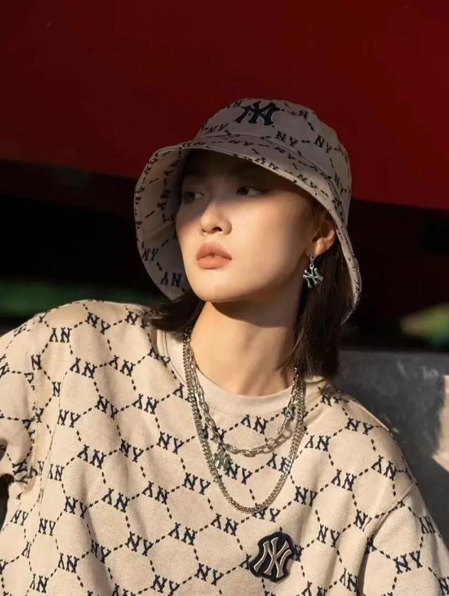 34岁杨幂近照显疲态，次次艳压00后小花