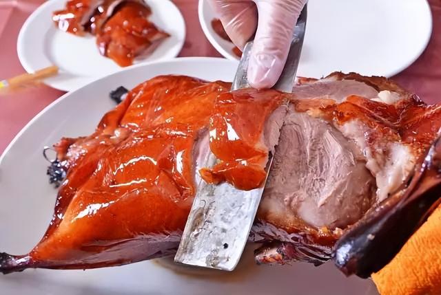 介绍一种特色美食北京烤鸭，北京烤鸭太好吃了
