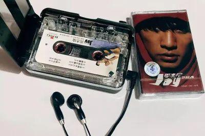 缓缓飘落的枫叶像思念，写给天空的情书周杰伦（枫叶映山红，一川夕阳浓）