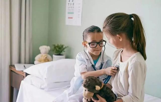 在家玩的亲子游戏，在家动手陪孩子玩的亲子游戏（5个亲子运动小游戏）