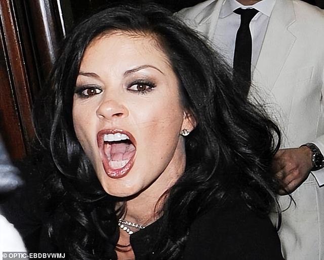 泽塔琼斯年龄多大，22年前泽塔琼斯嫁给道格拉斯