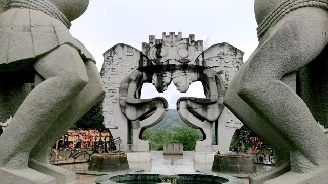 北回归线标志园，昆明墨江北回归线标志园（游客排队喝井水：就会生双胞胎）