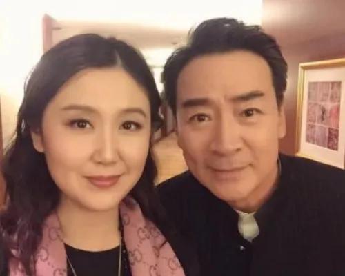 寇振海与妻子李婷，肤白貌美不输女星