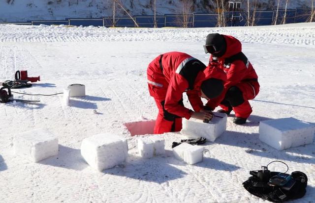 夜间滑雪场人工造雪，上党区振兴小镇冰雪世界滑雪场即将开放