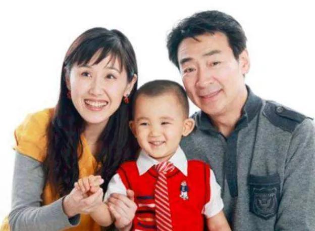 寇振海与妻子李婷，肤白貌美不输女星