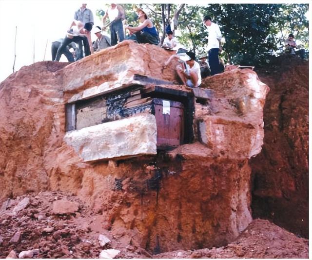 古墓挖出七星石棺，广西挖出北斗七星巨棺