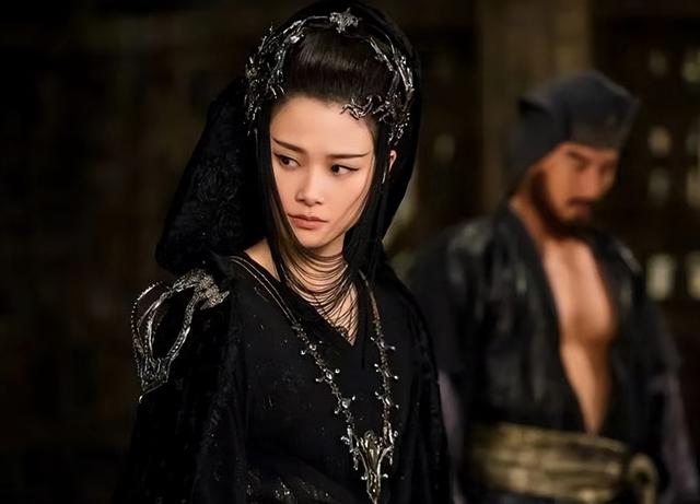 李宇春为什么坐轮椅受伤，38岁李宇春身患重病