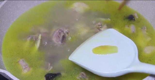 炖鸡用什么调料，炖鸡汤一般放什么配料好吃