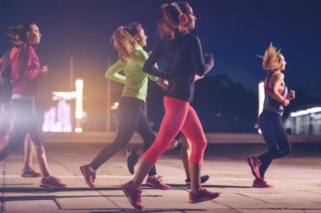 晨跑与夜跑哪种好处多，晨跑和夜跑哪个时间好