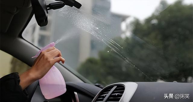 挡风玻璃起雾怎么处理，汽车前挡风玻璃有雾气怎么清理（怎么让挡风玻璃长期保持干净透亮）