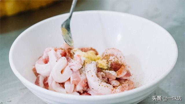 酥肉汤里配什么菜，北方小酥肉可以做汤的做法（冬天吃酥肉的正确方法）