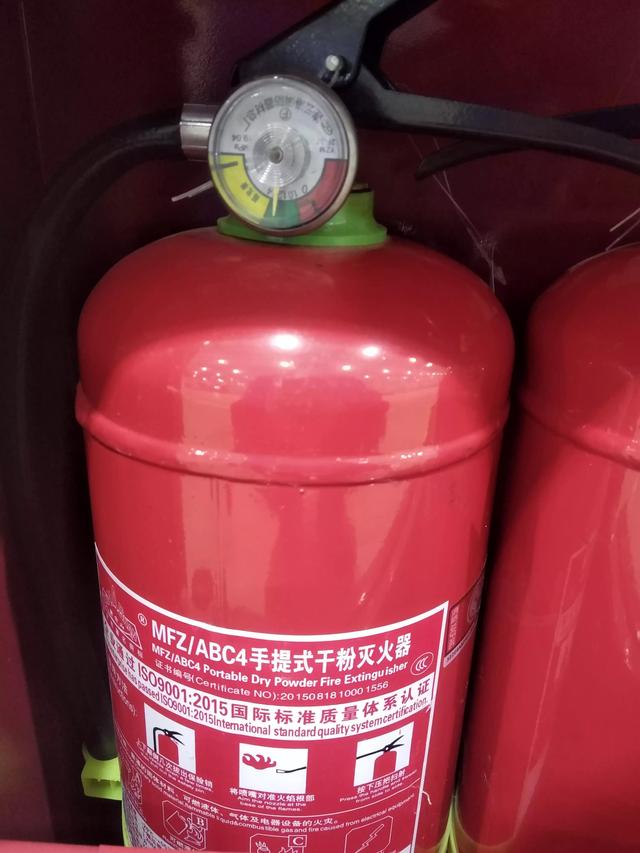 干粉灭火器使用步骤，干粉灭火器的使用方法四个步骤（消防员手把手教学来了）