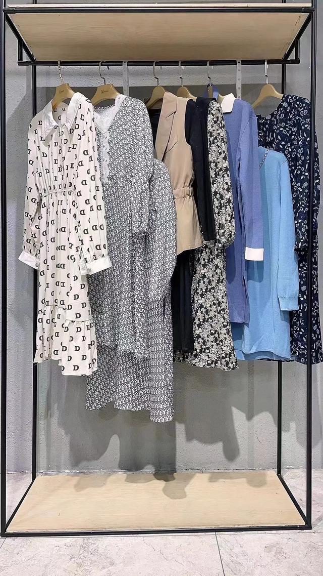 衣香丽影连衣裙，衣香丽影2022春款衬衫裙（女装品牌风衣外套桑蚕丝连衣裙上衣裤裙穿搭）