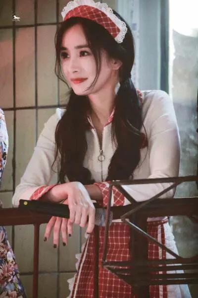 杨幂父亲是做什么的，年过50爱秀肌肉