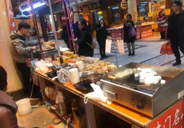 天津人气最旺的小吃街，天津本地美食小吃街