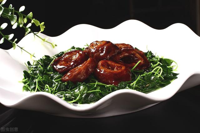 上海最受欢迎的美食，酒酿糟鸡、羌饼、爆鱼……吃着吃着爷叔“金句”频出