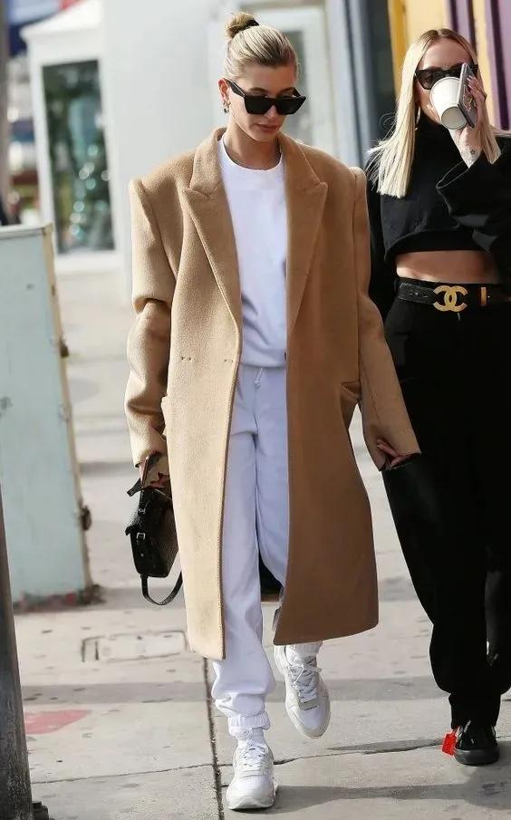 驼色大衣搭配图片，让你从20岁优雅到60岁的驼色大衣（驼色大衣怎么穿搭有气场）