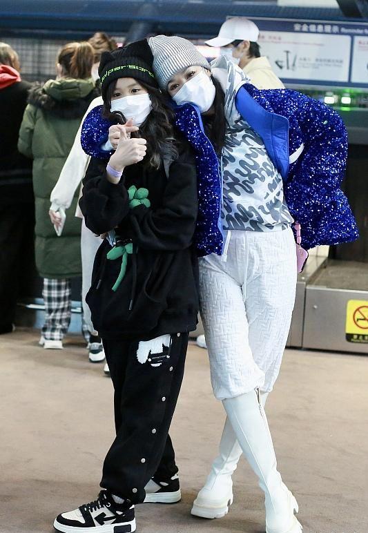  钟丽缇年轻时穿校服，大龄女明星的校服装扮