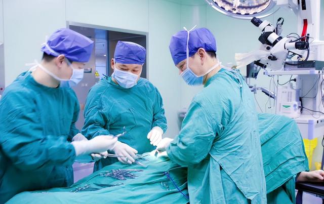 97岁驼背老人现状，97岁杨振宁携妻子出行