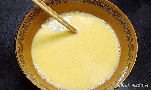 奶香鸡蛋饼这样制作超级好吃，奶香松软可口的牛奶鸡蛋饼