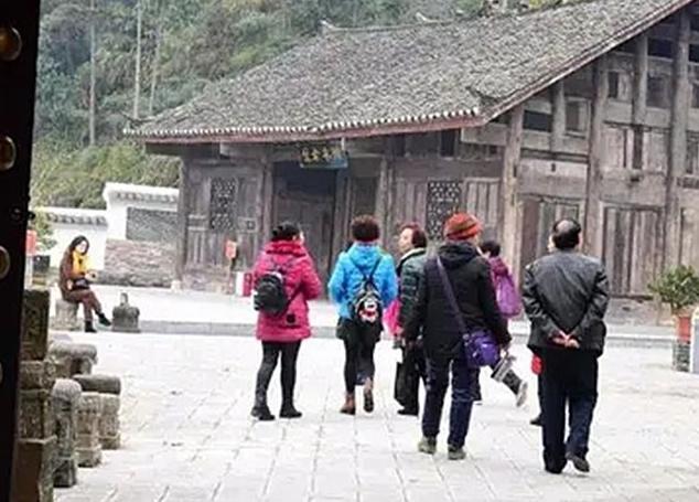 老农有座祖传金丝楠木屋，湖北一金丝楠木屋估值8亿