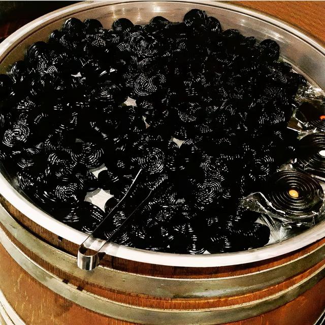 世界上最辣的粘牙糖，咬一口就山崩地裂