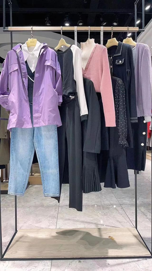 衣香丽影连衣裙，衣香丽影2022春款衬衫裙（女装品牌风衣外套桑蚕丝连衣裙上衣裤裙穿搭）