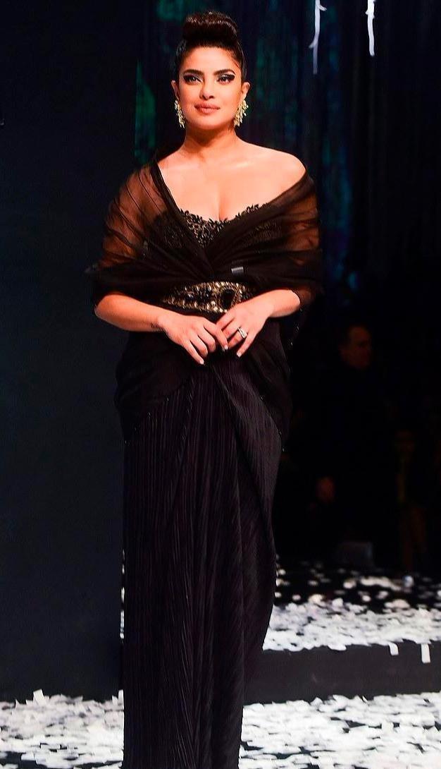 2019年女明星们的红地毯造型，39岁印度国宝级巨星扎丸子头装嫩