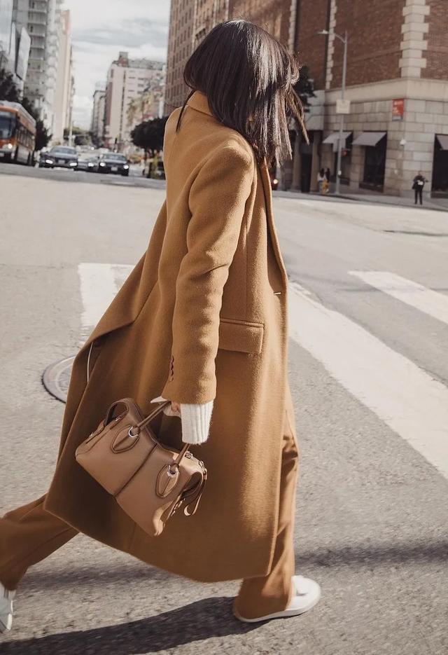 驼色大衣搭配图片，让你从20岁优雅到60岁的驼色大衣（驼色大衣怎么穿搭有气场）