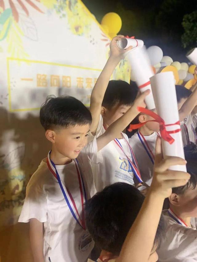 幼儿园毕业典礼蜕变之夜，童心向未来——东乡县二幼举行大班毕业典礼