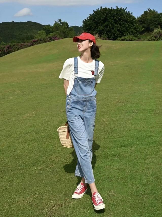 34岁杨幂近照显疲态，次次艳压00后小花