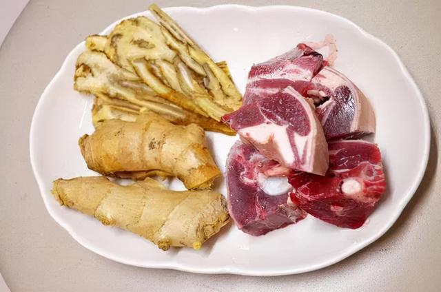 甘蔗红枣当归煮羊汤，来一煲加料当归生姜羊肉汤