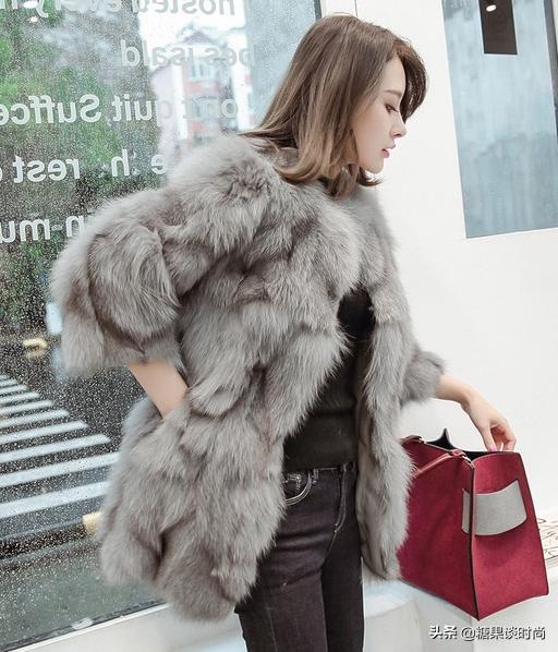 黑色皮草搭配图片，黑色长款皮草外套冬季搭配（穿黑色皮草配围巾品味真高）