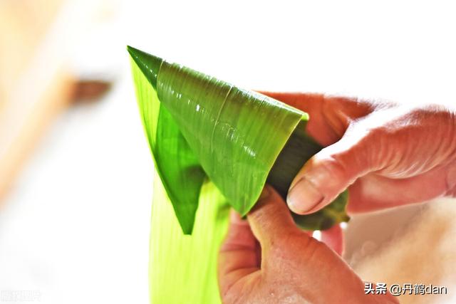 红头绳的民间传说，奶奶用五色丝线缝一把小扫帚