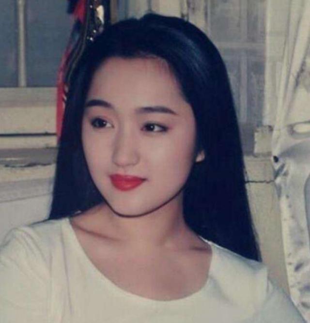 杨钰莹曾经红透半边天的一代天后，从甜歌天后到