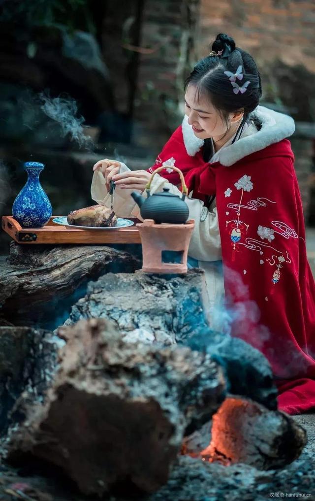 晚来天欲雪下一句，晚来天欲雪（晚来天欲雪能饮一杯无全诗）