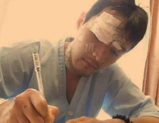 胡歌车祸后复出的样子，胡歌车祸毁容女助理离世