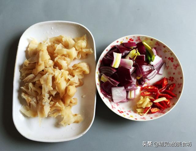 洋葱炒什么好吃，洋葱炒什么既好看又好吃（土豆别再做老一套了）