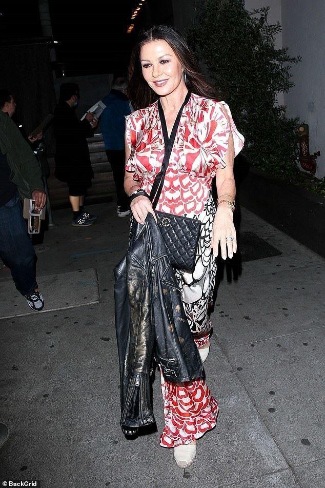 泽塔琼斯年龄多大，22年前泽塔琼斯嫁给道格拉斯