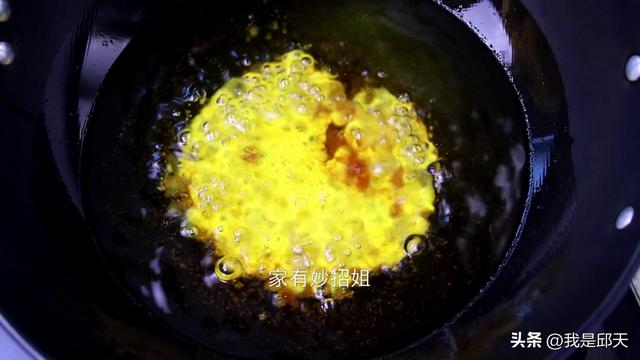 炸过的油怎么变清，炸过的食用油怎样变清（过年炸剩的旧油不要扔）