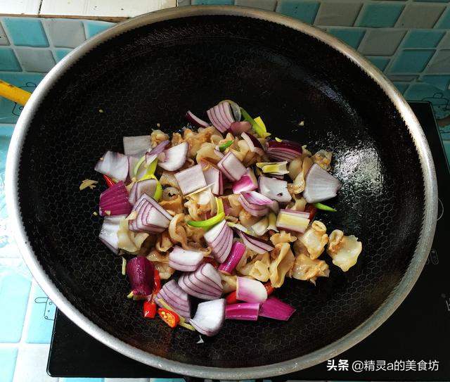 洋葱炒什么好吃，洋葱炒什么既好看又好吃（土豆别再做老一套了）