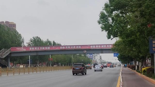 盘锦向海大道与商贸北街交叉路口，盘锦市向海大道