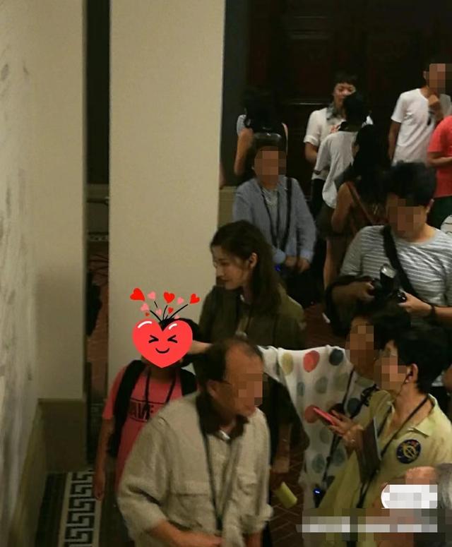 李嘉欣病愈出院素颜出镜，李嘉欣出院后被偶遇