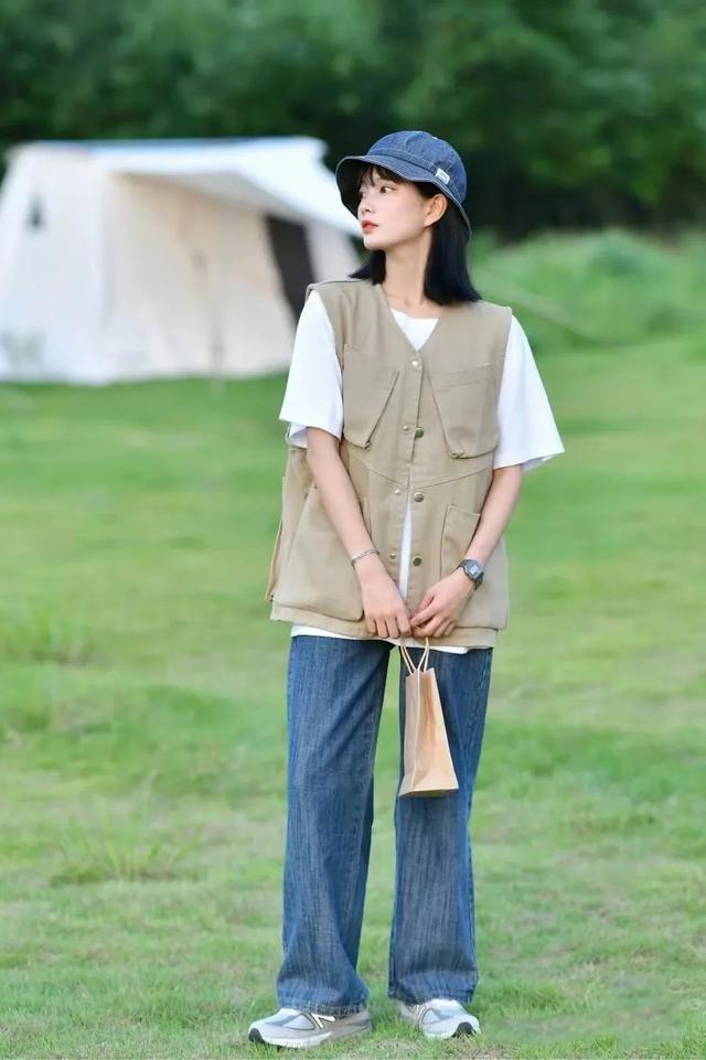 34岁杨幂近照显疲态，次次艳压00后小花