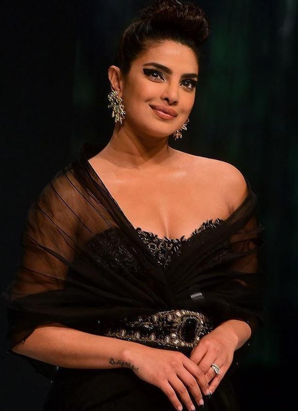 2019年女明星们的红地毯造型，39岁印度国宝级巨星扎丸子头装嫩