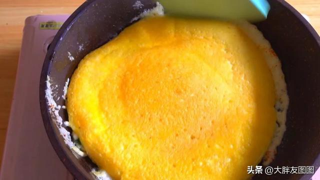 鸡蛋饼怎么煎又嫩又好吃，教你煎出软蓬蓬的鸡蛋饼